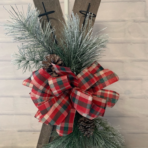 Winter door hanger crossed skis with bow - Picture 3 of 5